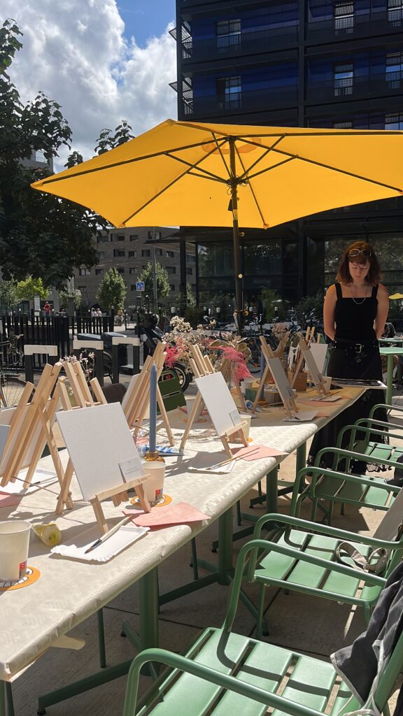 Atelier artistique en extérieur, ambiance conviviale et ensoleillée