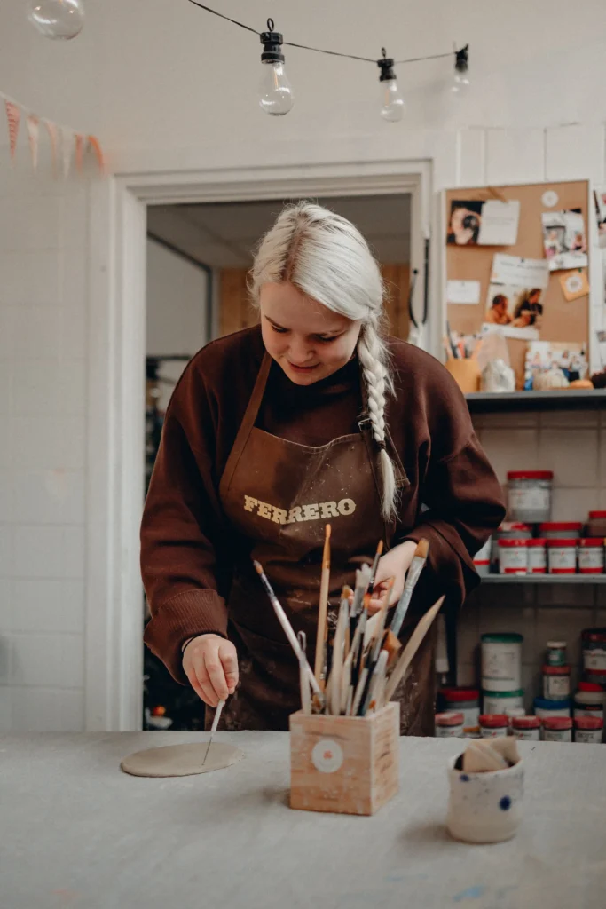 Artiste en train de peindre pendant un atelier