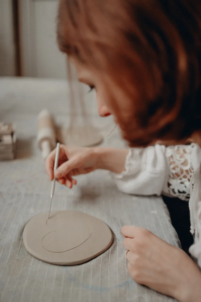 Gravure délicate sur argile, moment calme et créatif en atelier