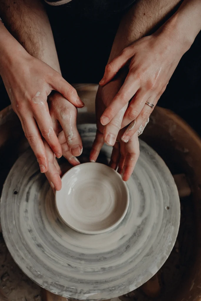 Moment complice à deux autour de la poterie