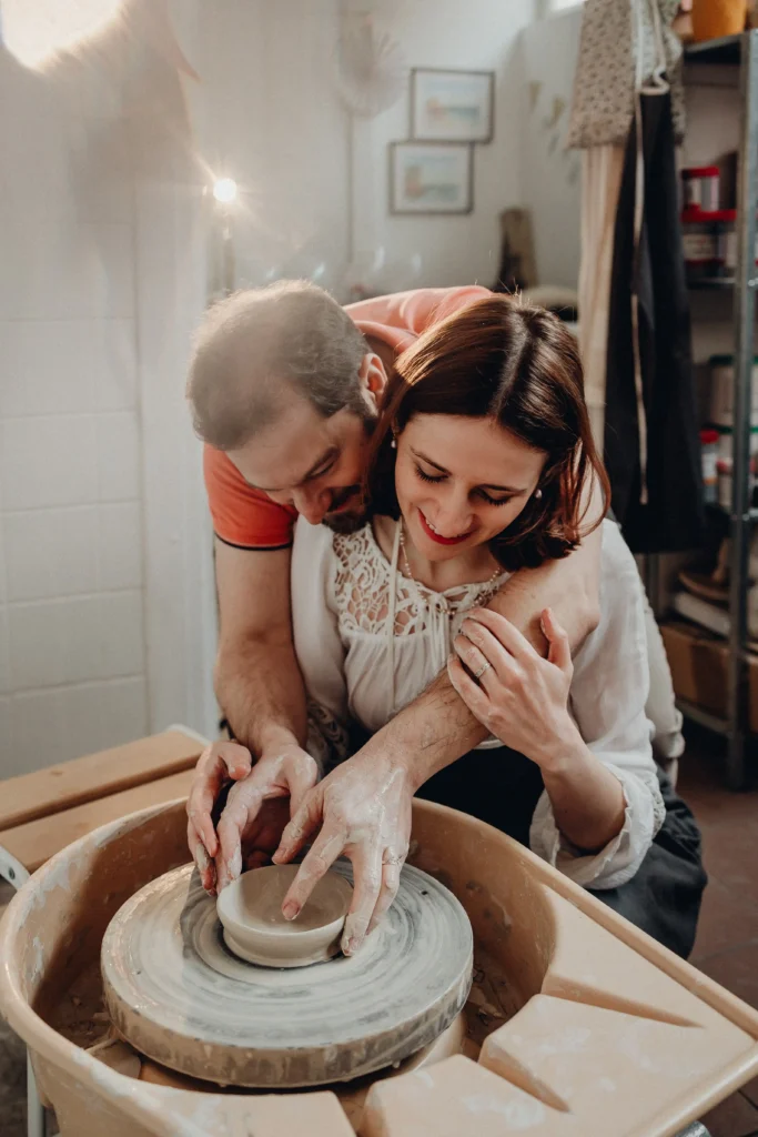 Couple en atelier de poterie 