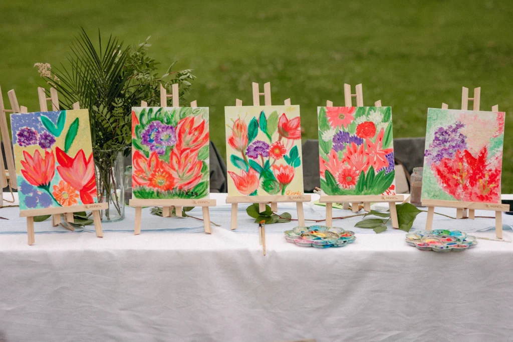 Explosion de couleurs florales sur chevalets, créations d’un atelier artistique en extérieur