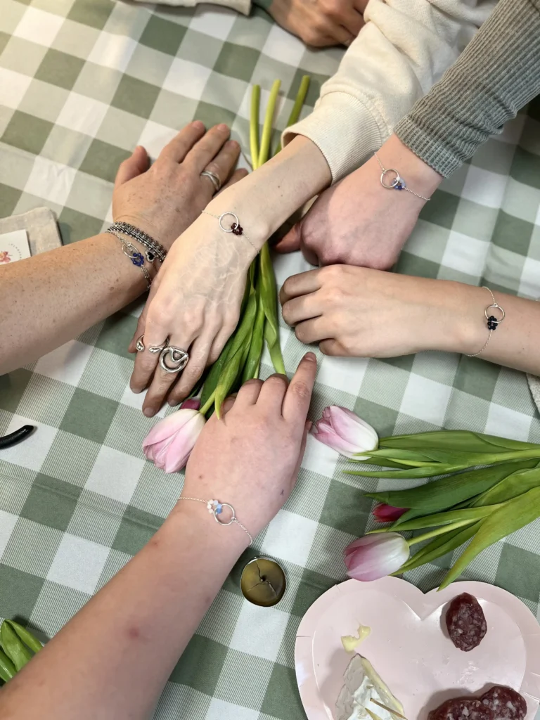 Présentation collective de bijoux fabriqués à la main