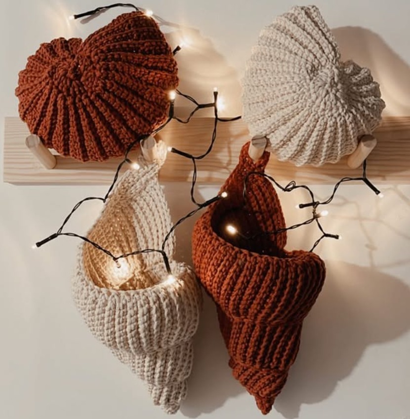Coquillages en crochet suspendus, baignés de lumière douce et chaleureuse