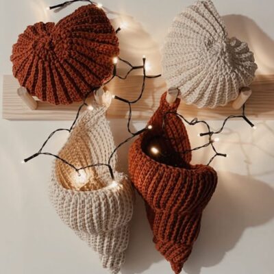 Décorations en crochet en forme de coquillages, accompagnées d’une guirlande lumineuse