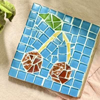 Décorations en crochet en forme de coquillages, accompagnées d’une guirlande lumineuse