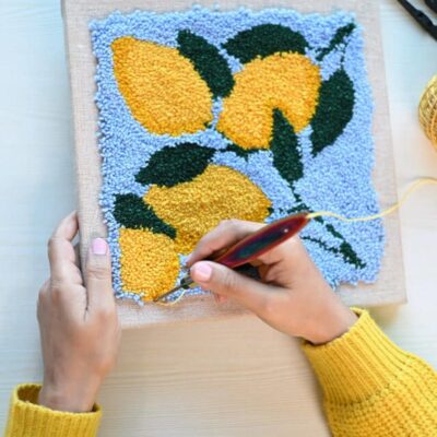 Décorations en crochet en forme de coquillages, accompagnées d’une guirlande lumineuse